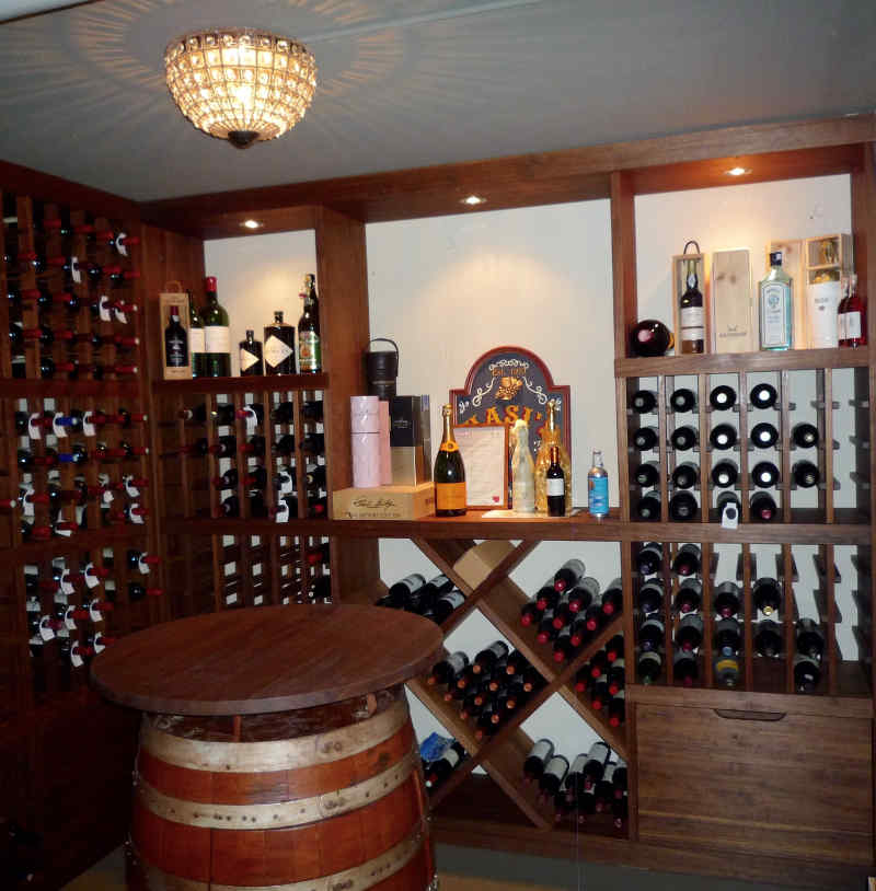 Piwnica na wino + półki na wino PRAVA